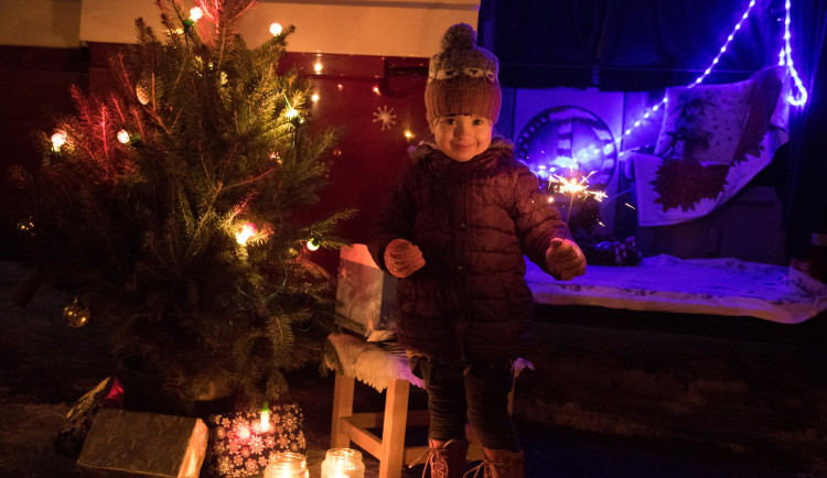 Na Jihlavsku zastavil dobročinný autobus. Vánoční tradice přinesly peníze dětským pacientům v Jihlavě