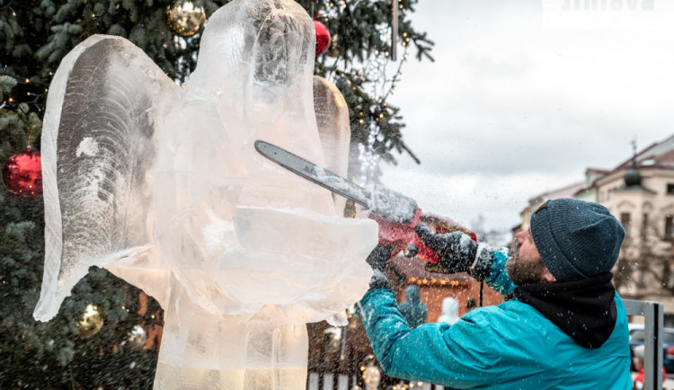 Led na ledové sochy se musí speciálně vyrábět, říká autor jihlavského anděla Marian Maršálek