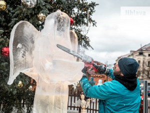 Led na ledové sochy se musí speciálně vyrábět, říká autor jihlavského anděla Marian Maršálek