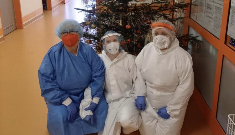 Vánoční svátky v jihlavské nemocnici: Bez dovolené, v plném nasazení a s dárky od lidí i firem