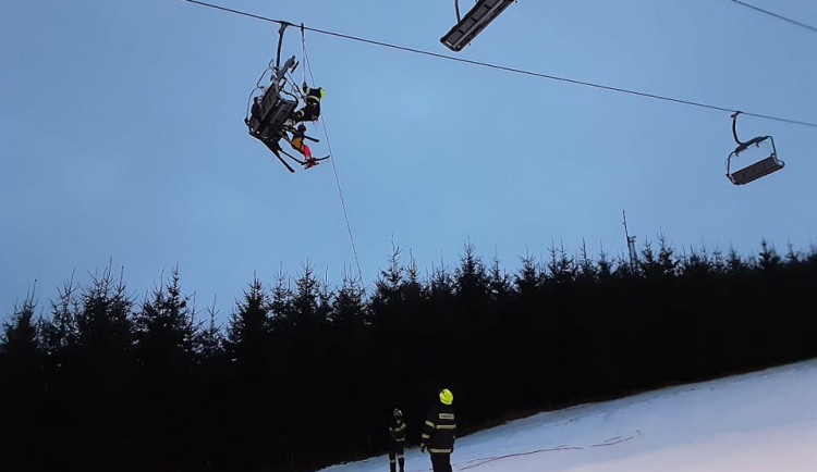 Na sjezdovce v Lukách se zasekla sedačková lanovka. Hasiči pomáhali třicítce uvízlých lyžařů