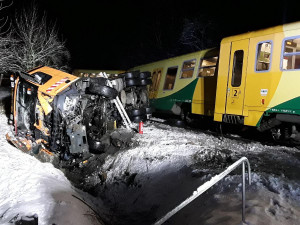 Po střetu s náklaďákem na přejezdu vykolejil vlak. Zranil se řidič, cestující i průvodčí z vlaku