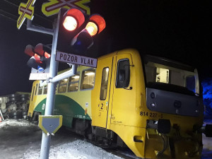 Po střetu s náklaďákem na přejezdu vykolejil vlak. Zranil se řidič, cestující i průvodčí z vlaku
