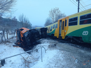 Po střetu s náklaďákem na přejezdu vykolejil vlak. Zranil se řidič, cestující i průvodčí z vlaku