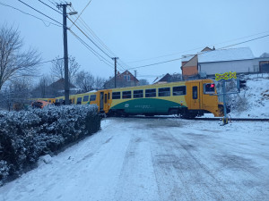 Po střetu s náklaďákem na přejezdu vykolejil vlak. Zranil se řidič, cestující i průvodčí z vlaku