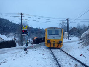 Po střetu s náklaďákem na přejezdu vykolejil vlak. Zranil se řidič, cestující i průvodčí z vlaku