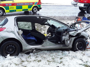 Střet auta s náklaďákem na obchvatu: Hasiči vyprošťovali zaklíněného člověka, ten skončil v brněnské nemocnici