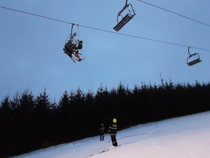 Na sjezdovce v Lukách se zasekla sedačková lanovka. Hasiči pomáhali třicítce uvízlých lyžařů