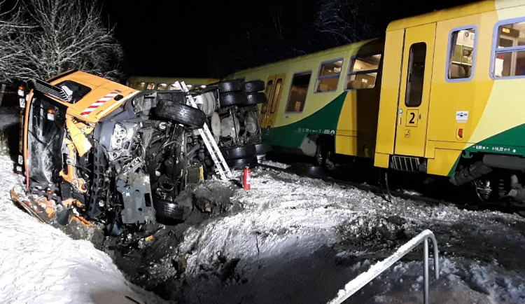 Po střetu s náklaďákem na přejezdu vykolejil vlak. Zranil se řidič, cestující i průvodčí z vlaku