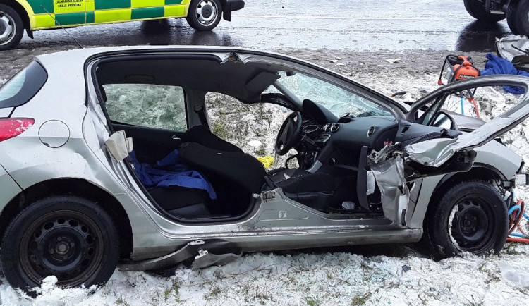 Střet auta s náklaďákem u Bítýšky: Hasiči vyprošťovali zaklíněného člověka, ten skončil v brněnské nemocnici