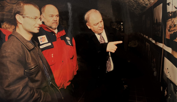 Karel Loprais společně s Lubomírem Soudkem a se mnou na zahájení výstavy fotografií z Rallye Dakar v roce 1998