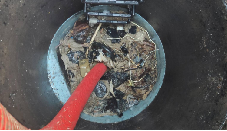 Vysavač, volant, dráty... Ucpanou kanalizaci v Lesní ulici zapříčinily skutečné "poklady"