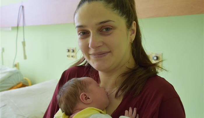Na Julinku si budeme chvíli zvykat, říká maminka z Polné, která porodila první letošní miminko na Vysočině