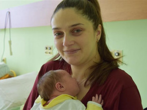 Na Julinku si budeme chvíli zvykat, říká maminka z Polné, která porodila první letošní miminko na Vysočině