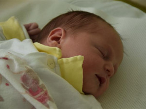 Na Julinku si budeme chvíli zvykat, říká maminka z Polné, která porodila první letošní miminko na Vysočině