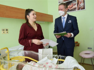 Na Julinku si budeme chvíli zvykat, říká maminka z Polné, která porodila první letošní miminko na Vysočině