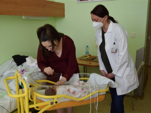 Na Julinku si budeme chvíli zvykat, říká maminka z Polné, která porodila první letošní miminko na Vysočině