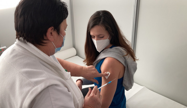 Po roce očkování proti covidu podali zdravotníci na Vysočině více než 706 tisíc dávek