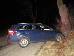 Řidička usedla za volant s téměř třemi promile, u Hybrálce narazila do stromu