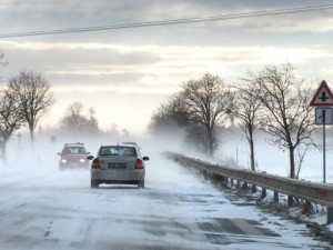 Silnice na Vysočině jsou mokré nebo s ujetým sněhem, v terénu bylo 70 sypačů. Sněžit může i přes den