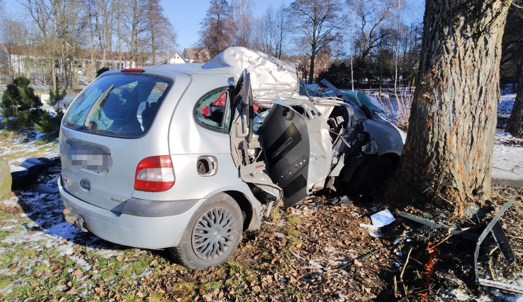 Řidič v Renaultu na II/135 narazil do stromu. Jeho spolujezdkyně přišla o život