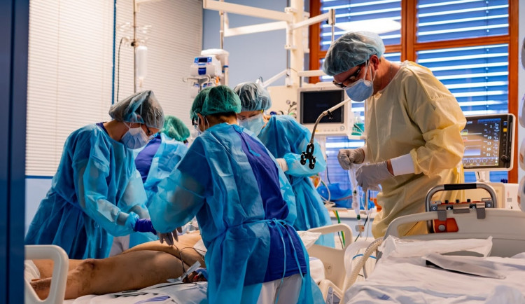 Plánované ortopedické operace dělá jen část nemocnic na Vysočině. Někde se čeká i dva a půl roku
