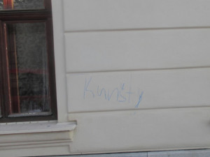 Na domech ve Fibichově ulici přibyly nápisy Julie, Julia, Kunšty. Nevíte, kdo je tam nasprejoval?