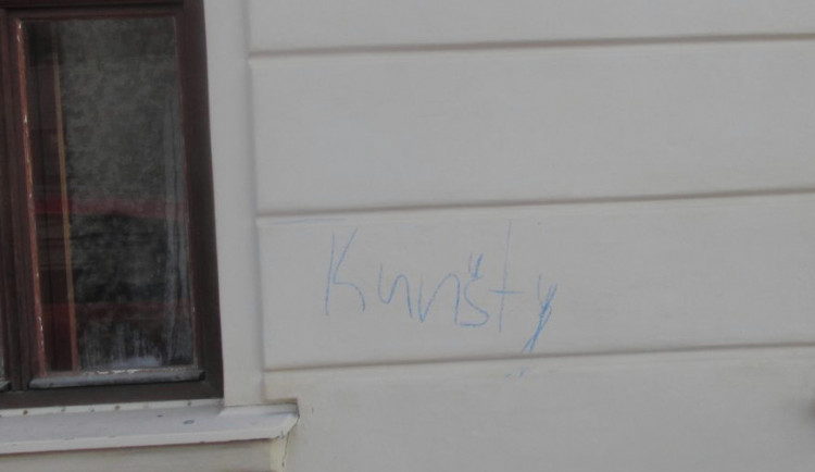 Na domech ve Fibichově ulici přibyly nápisy Julie, Julia, Kunšty. Nevíte, kdo je tam nasprejoval? 