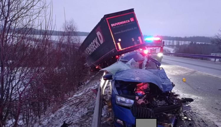 Čelní střet s tahačem si vyžádal jeden život, doprava na obchvatu České Bělé je zastavena