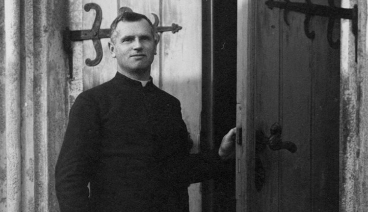 Kněz Josef Toufar u dveří číhošťského kostela, zdroj: Archiv Miloše Doležala