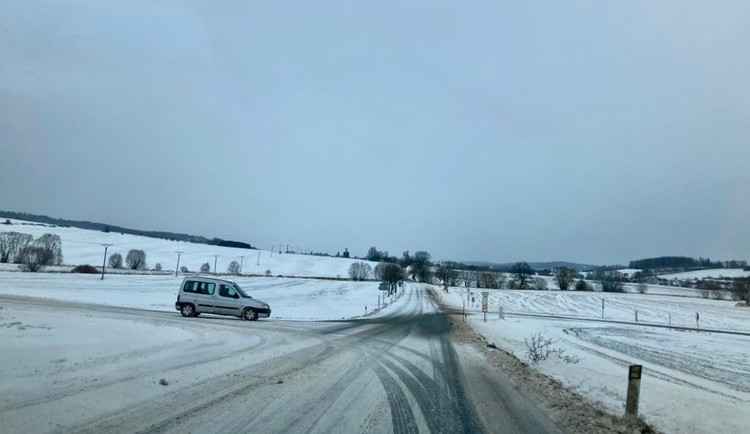 Na silnicích v kraji se tvoří sněhové jazyky, vítr bude hodně foukat i přes den. V závěji uvízl i autobus