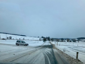Na silnicích v kraji se tvoří sněhové jazyky, vítr bude hodně foukat i přes den. V závěji uvízl i autobus