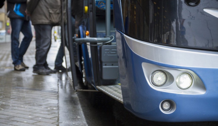 PŘEHLED: Na Havlíčkobrodsku dnes kvůli nemocným řidičům nejede dvacet autobusů. Dopravce se bojí zhoršení