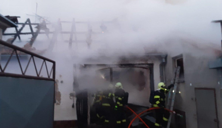 Hasiči vyjížděli k požáru hospodářského stavení. Škoda se dostala na milion korun