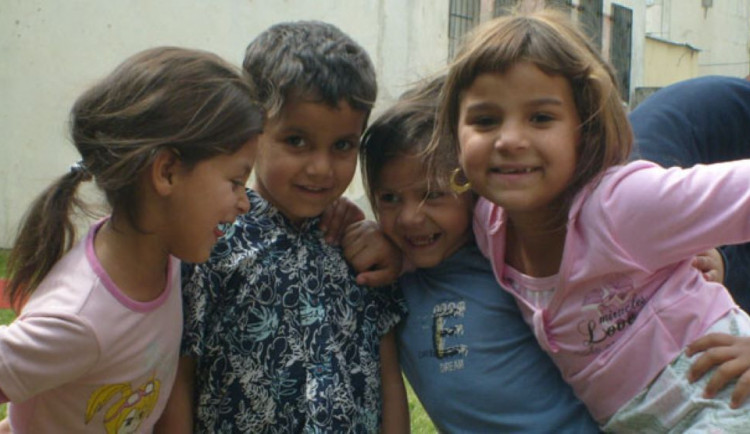 Dukla Jihlava a městská policie zorganizovaly sbírku věcí pro romské děti. Největší radost udělaly rukavice