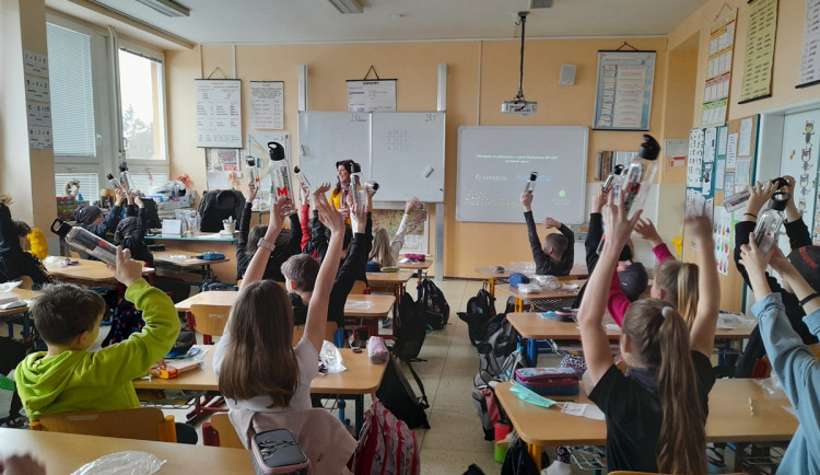 Žáci z jihlavské ZŠ Seifertova kreslili pro pacienty s roztroušenou sklerózou. A celou soutěž vyhráli