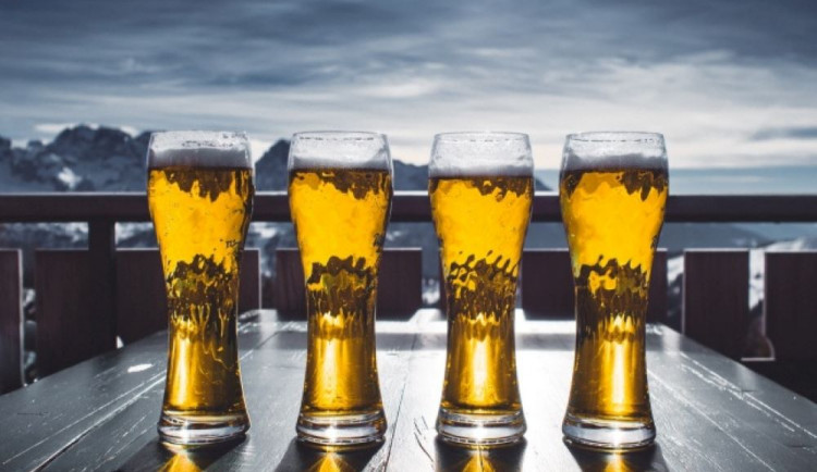 Na 40 procent Čechů přiznává, že při lyžování popíjí alkohol, zjistil průzkum