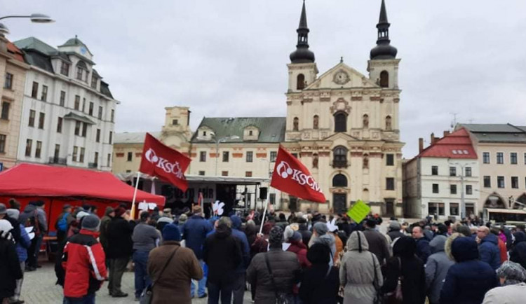 Dvě sobotní demonstrace na náměstí. Komunisté kritizovali českou vládu za Ukrajinu, Chcípl PES zase pandemický zákon