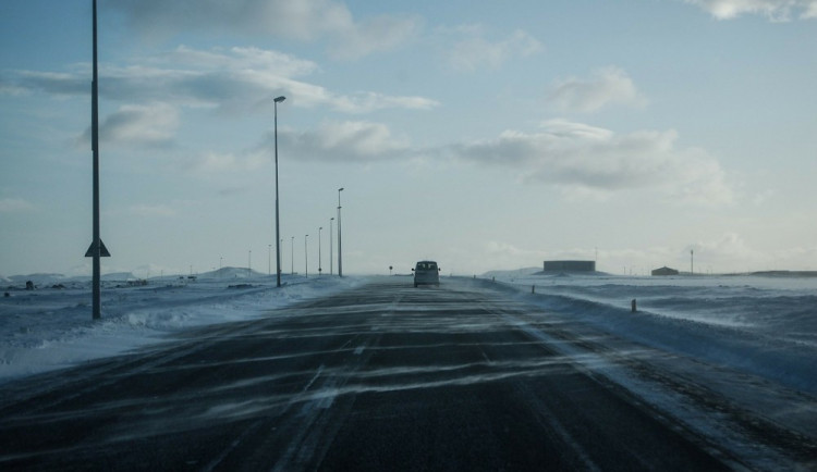 Na Vysočině byly k ránu sněhové přeháňky, silnice jsou převážně mokré. Přes den pozor na silný vítr