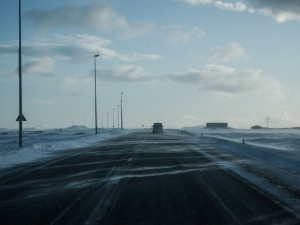 Na Vysočině byly k ránu sněhové přeháňky, silnice jsou převážně mokré. Přes den pozor na silný vítr