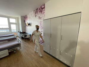 Ženy před porodem mají v jihlavské nemocnici dva opravené pokoje. Jsou v nich nové koupelny a výrazné tapety