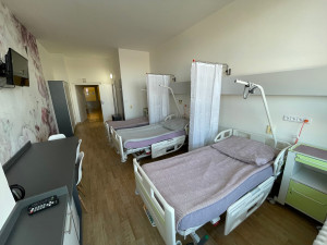 Ženy před porodem mají v jihlavské nemocnici dva opravené pokoje. Jsou v nich nové koupelny a výrazné tapety