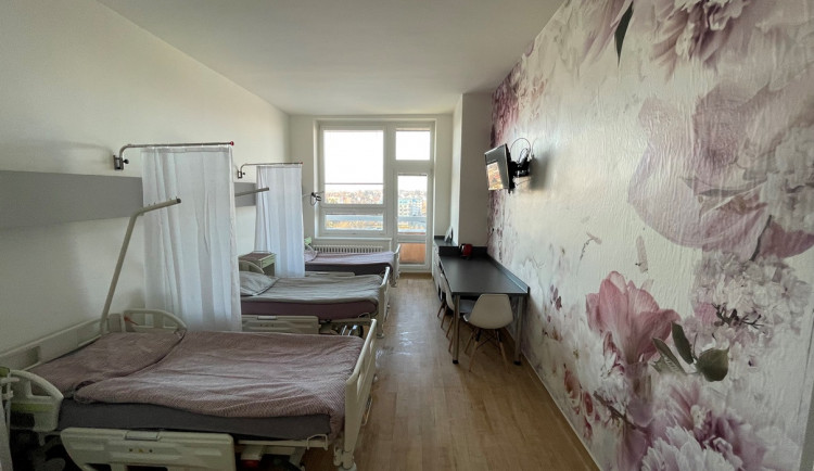 Ženy před porodem mají v jihlavské nemocnici dva opravené pokoje. Jsou v nich nové koupelny a výrazné tapety