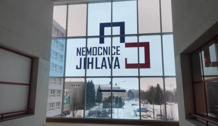 Nemocnice Jihlava omezila provoz některých oddělení kvůli nemocnému personálu. Covid má 122 zaměstnanců