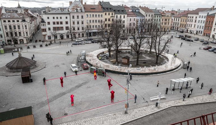 Figurantky uprostřed vyznačené plochy na fotografii naznačují, kde budou na jaře vysazené stromy takzvaného „pokojíčku“