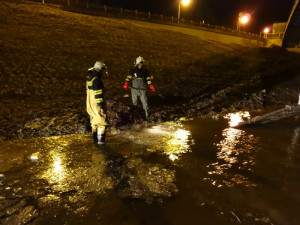 Komplikovaná havárie na vodovodním řadu ochromila ulici Evžena Rošického, pro občany byla přistavena cisterna