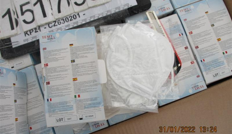 Celníci ve Stříteži zadrželi skoro 1,5 milionu nevyhovujících respirátorů pro český trh. Dva kamiony poslali zpět do Turecka