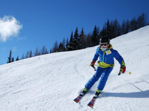 Slunce a dost sněhu přilákaly na sjezdovky Vysočiny řadu lyžařů. Nadcházející počasí však hrozí oblevou