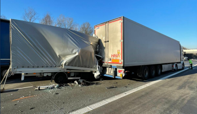Provoz na dálnici směrem na Prahu komplikují dvě ranní nehody, kolony jsou na 83. kilometru