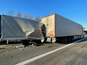 Provoz na dálnici směrem na Prahu komplikují dvě ranní nehody, kolony jsou na 83. kilometru